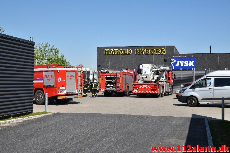 Brand i industri. Solkilde Alle 5,B i Vejle. 09/05-2018. Kl. 14:14.