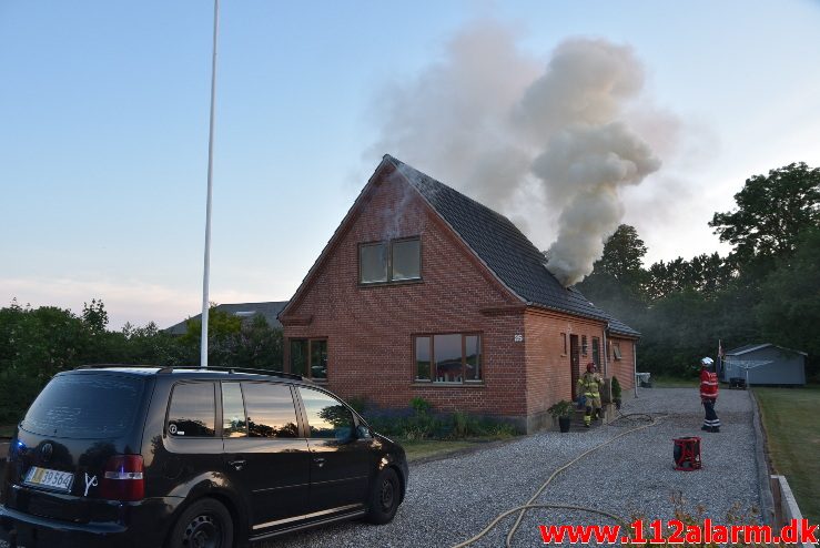 Brand i Villa. Skanderborgvej ved Uldum. 01/06-2018. KL. 21:03.