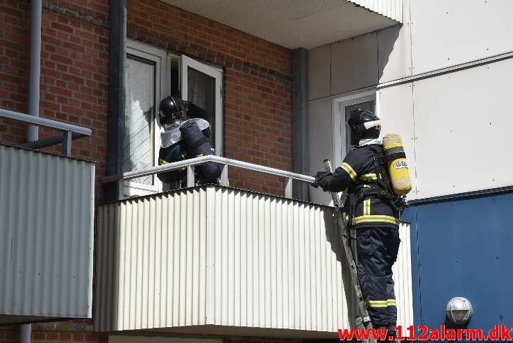 Brand i Etageejendom. Vardevej 13 i Vejle. 04/06-2018. Kl. 15:07.