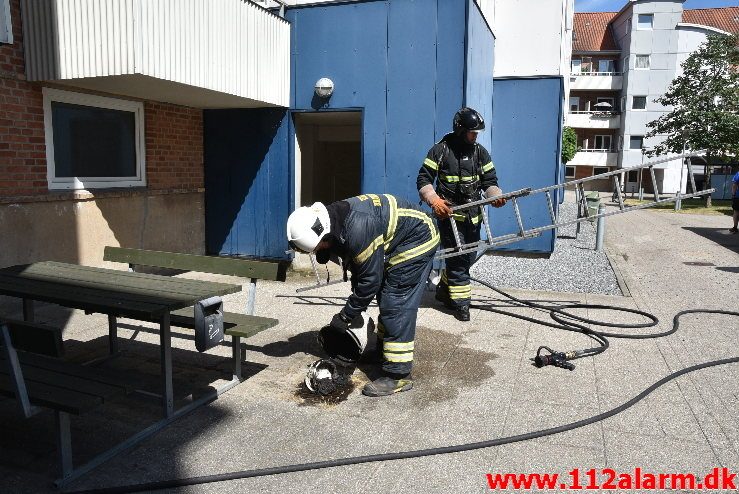 Brand i Etageejendom. Vardevej 13 i Vejle. 04/06-2018. Kl. 15:07.