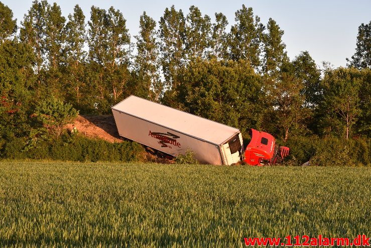 Lastbil havnet nede af skrænten. Motorvejen ved DTC. 07/06-2018. Kl. 18:50.