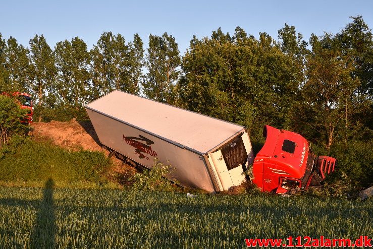 Lastbil havnet nede af skrænten. Motorvejen ved DTC. 07/06-2018. Kl. 18:50.