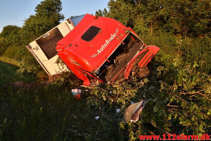 Lastbil havnet nede af skrænten. Motorvejen ved DTC. 07/06-2018. Kl. 18:50.