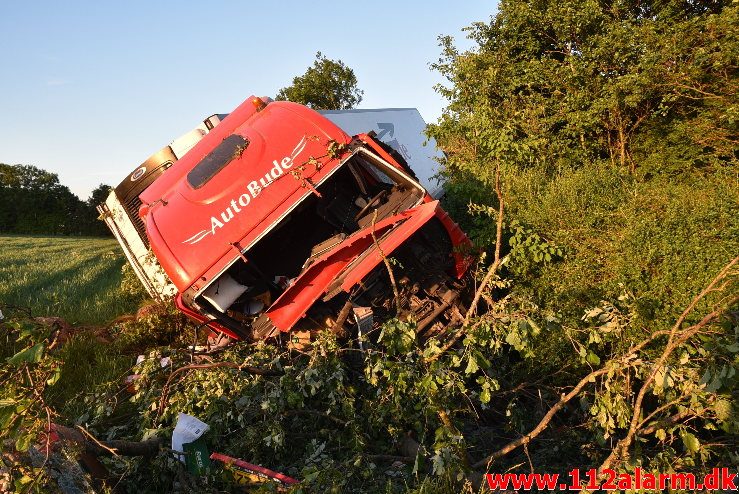 Lastbil havnet nede af skrænten. Motorvejen ved DTC. 07/06-2018. Kl. 18:50.