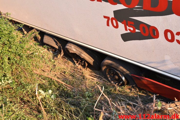 Lastbil havnet nede af skrænten. Motorvejen ved DTC. 07/06-2018. Kl. 18:50.