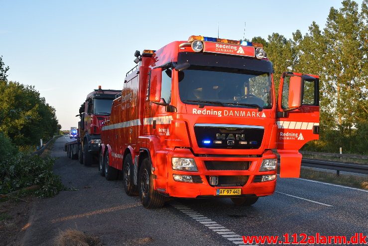 Lastbil havnet nede af skrænten. Motorvejen ved DTC. 07/06-2018. Kl. 18:50.