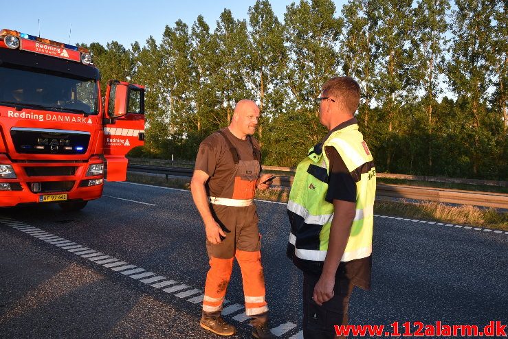 Lastbil havnet nede af skrænten. Motorvejen ved DTC. 07/06-2018. Kl. 18:50.