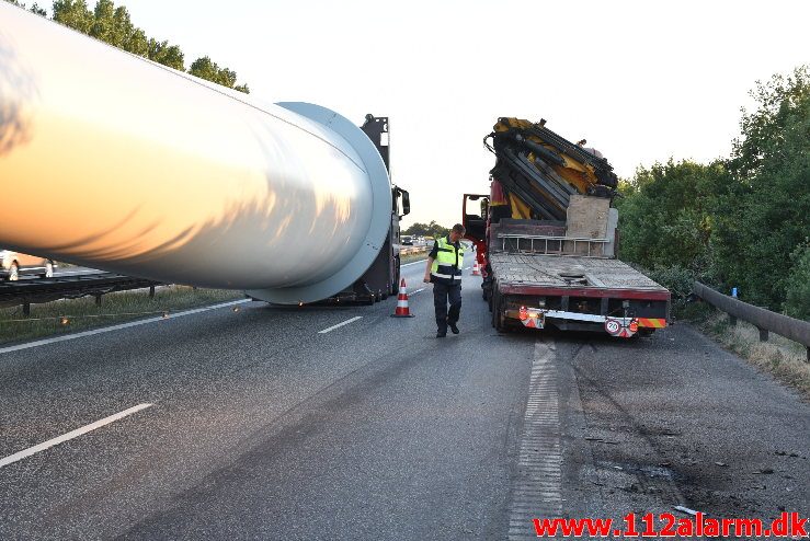 Lastbil havnet nede af skrænten. Motorvejen ved DTC. 07/06-2018. Kl. 18:50.