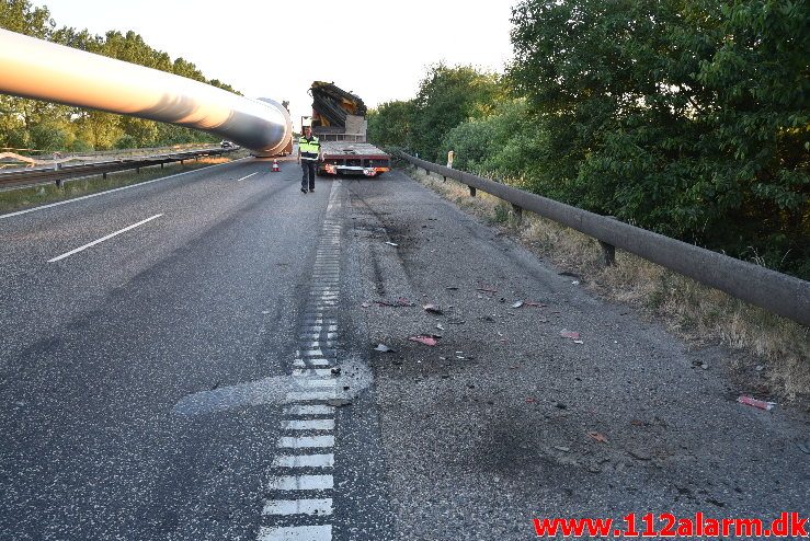 Lastbil havnet nede af skrænten. Motorvejen ved DTC. 07/06-2018. Kl. 18:50.