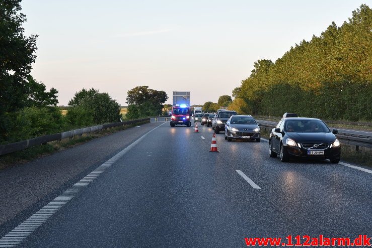 Lastbil havnet nede af skrænten. Motorvejen ved DTC. 07/06-2018. Kl. 18:50.