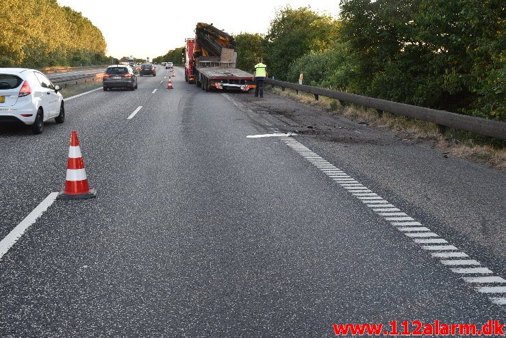 Lastbil havnet nede af skrænten. Motorvejen ved DTC. 07/06-2018. Kl. 18:50.