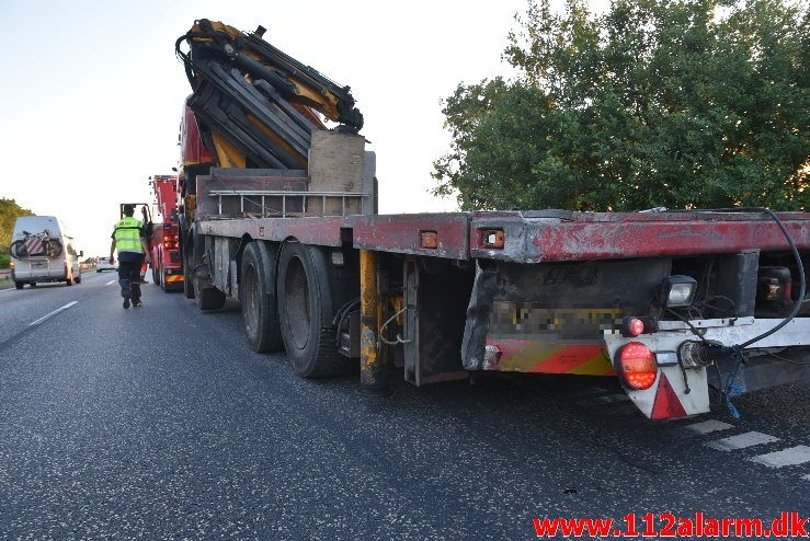 Lastbil havnet nede af skrænten. Motorvejen ved DTC. 07/06-2018. Kl. 18:50.