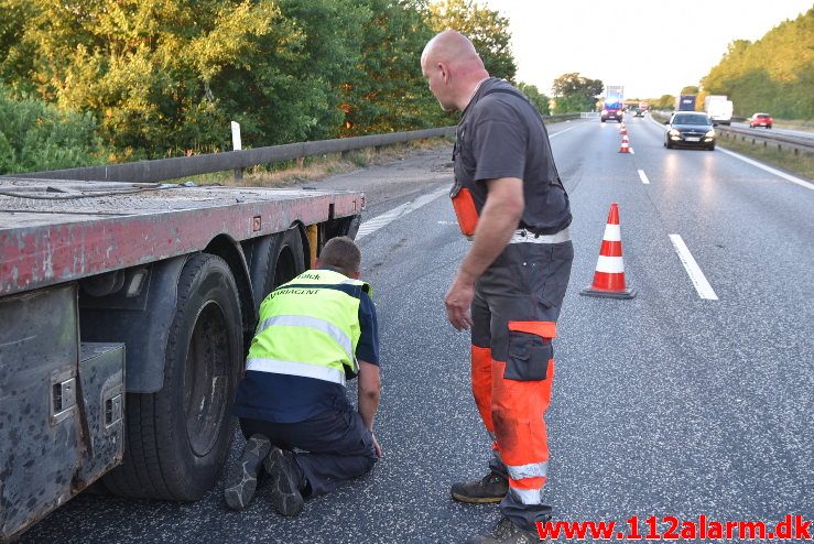 Lastbil havnet nede af skrænten. Motorvejen ved DTC. 07/06-2018. Kl. 18:50.