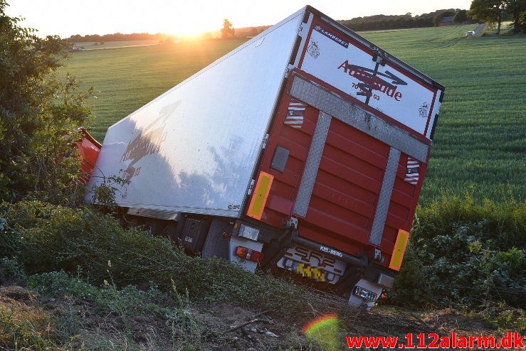 Lastbil havnet nede af skrænten. Motorvejen ved DTC. 07/06-2018. Kl. 18:50.