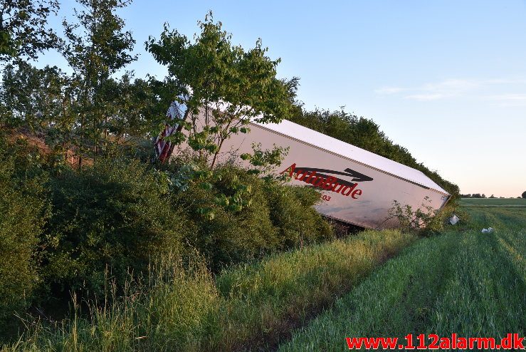 Lastbil havnet nede af skrænten. Motorvejen ved DTC. 07/06-2018. Kl. 18:50.