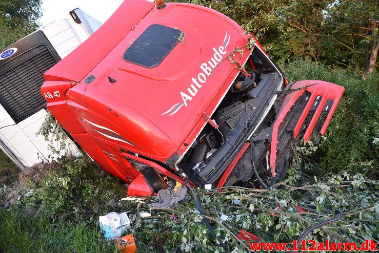 Lastbil havnet nede af skrænten. Motorvejen ved DTC. 07/06-2018. Kl. 18:50.