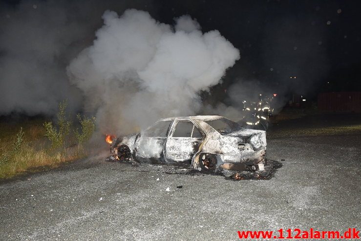 Totalt udbrændt bil. Vestre Engvej 41 i Vejle. 15/06-2018. Kl. 03:06.