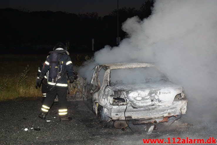 Totalt udbrændt bil. Vestre Engvej 41 i Vejle. 15/06-2018. Kl. 03:06.