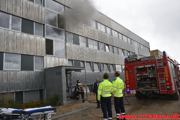 Brand i Etageejendom. Løget Høj 21 i Vejle. 21/06-2018. Kl. 13:11.