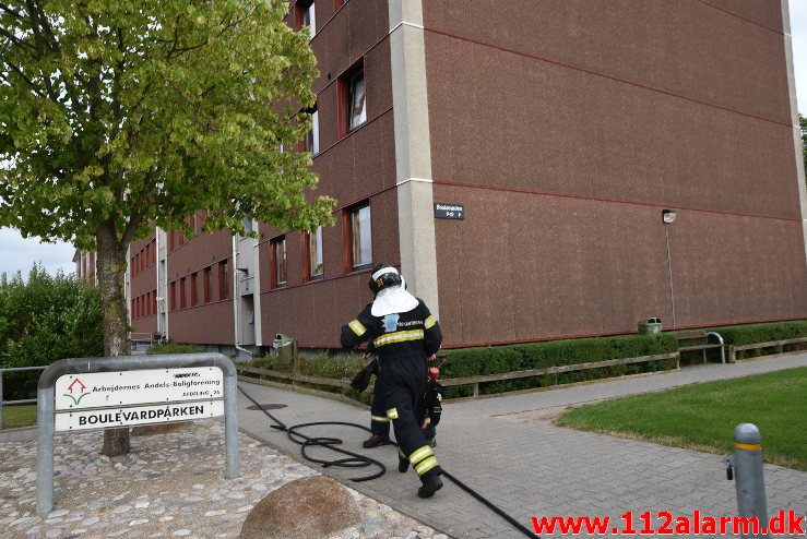 Brand i Etageejendom. Skolegade 21 i Vejle. 22/06-2018. Kl. 20:14.