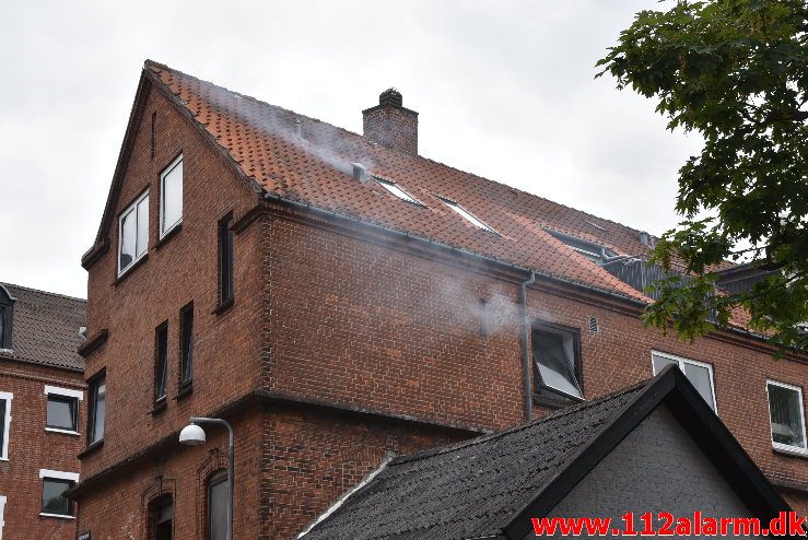 Brand i Etageejendom. Valdemarsgade i Vejle. 23/06-2018. Kl. 10:56.