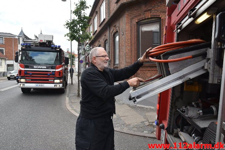 Brand i Etageejendom. Valdemarsgade i Vejle. 23/06-2018. Kl. 10:56.