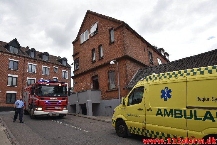 Brand i Etageejendom. Valdemarsgade i Vejle. 23/06-2018. Kl. 10:56.