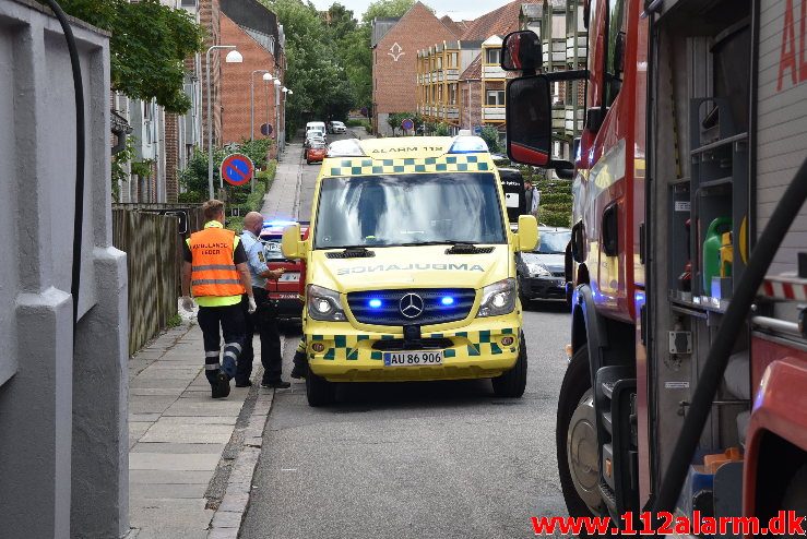 Brand i Etageejendom. Valdemarsgade i Vejle. 23/06-2018. Kl. 10:56.