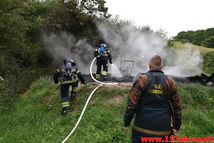 Brand i udhus. Sukkertoppen i Vejle. 24/06-2018. Kl. 07:42.