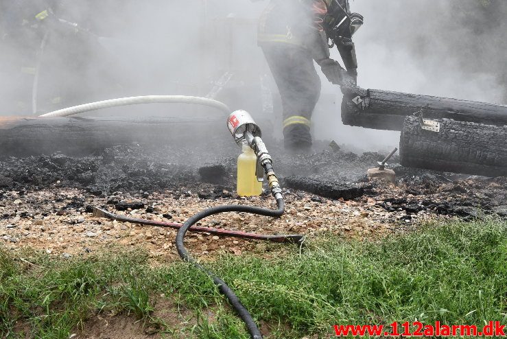 Brand i udhus. Sukkertoppen i Vejle. 24/06-2018. Kl. 07:42.