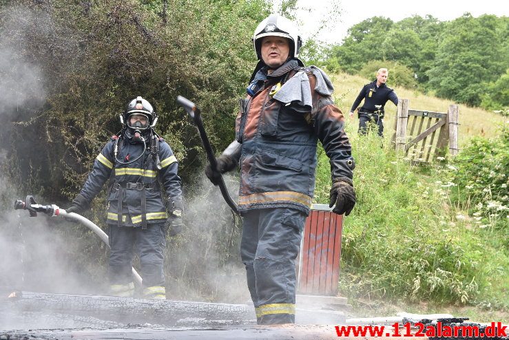 Brand i udhus. Sukkertoppen i Vejle. 24/06-2018. Kl. 07:42.