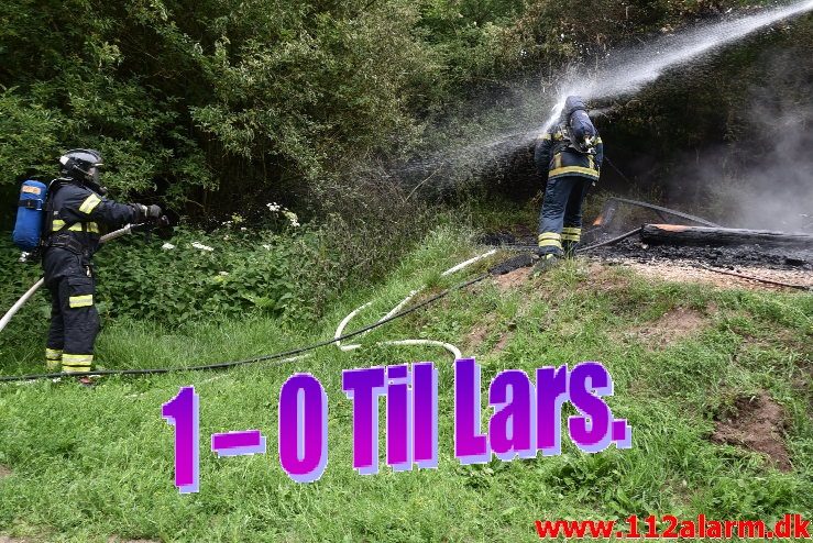 Brand i udhus. Sukkertoppen i Vejle. 24/06-2018. Kl. 07:42.