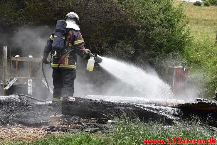 Brand i udhus. Sukkertoppen i Vejle. 24/06-2018. Kl. 07:42.