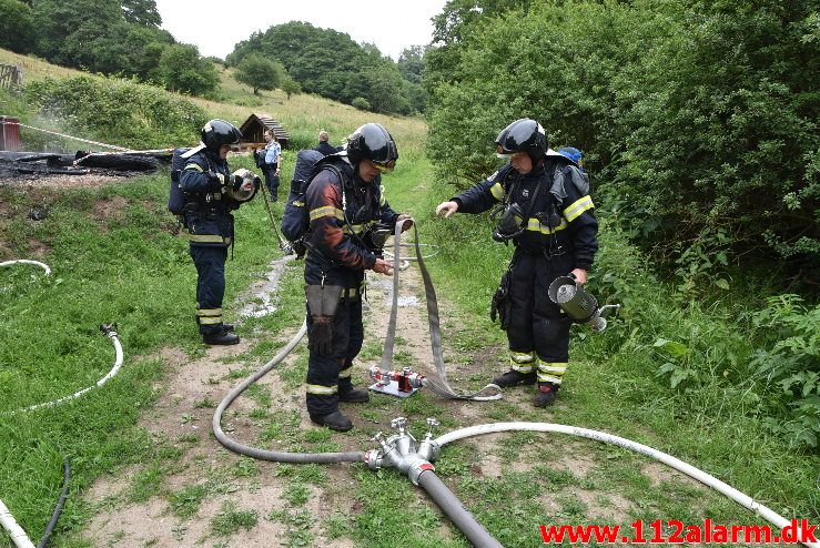 Brand i udhus. Sukkertoppen i Vejle. 24/06-2018. Kl. 07:42.