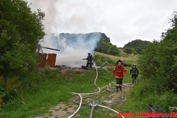 Brand i udhus. Sukkertoppen i Vejle. 24/06-2018. Kl. 07:42.