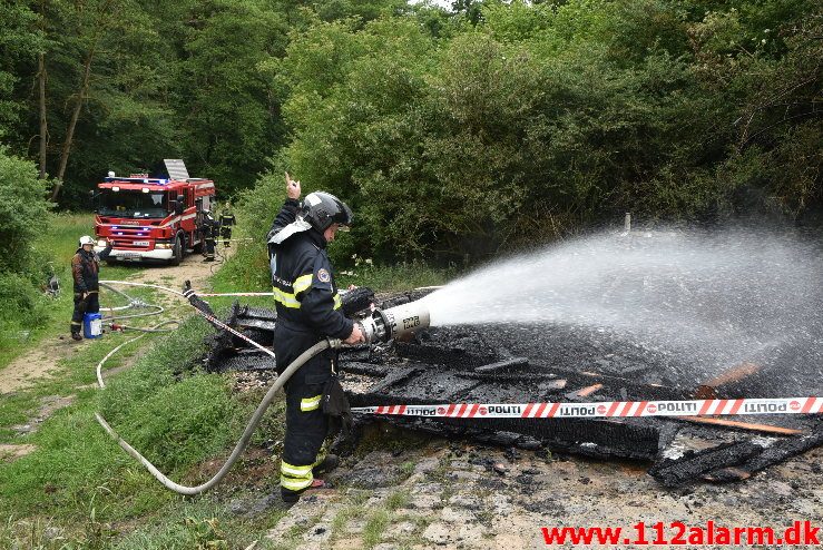 Brand i udhus. Sukkertoppen i Vejle. 24/06-2018. Kl. 07:42.