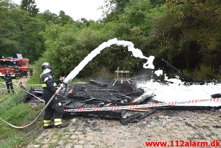 Brand i udhus. Sukkertoppen i Vejle. 24/06-2018. Kl. 07:42.