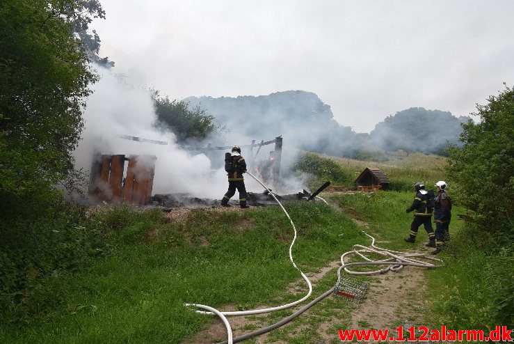 Brand i udhus. Sukkertoppen i Vejle. 24/06-2018. Kl. 07:42.