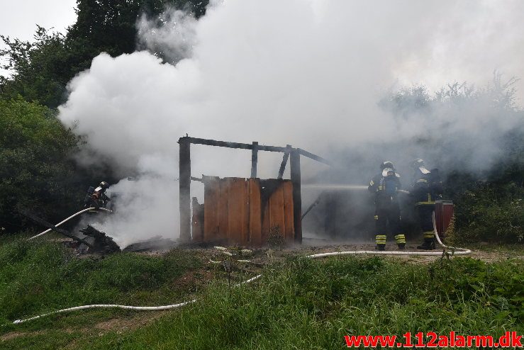 Brand i udhus. Sukkertoppen i Vejle. 24/06-2018. Kl. 07:42.