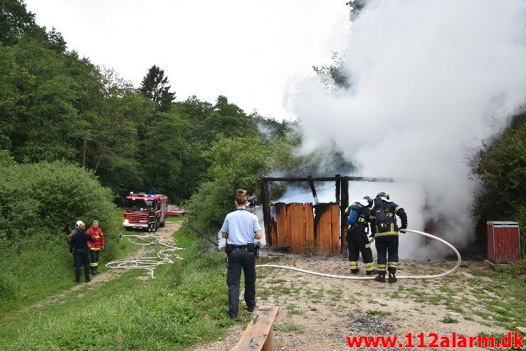 Brand i udhus. Sukkertoppen i Vejle. 24/06-2018. Kl. 07:42.