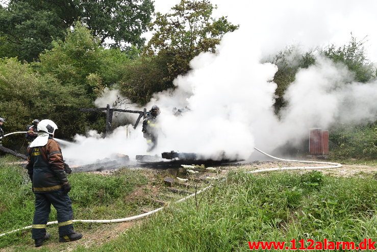 Brand i udhus. Sukkertoppen i Vejle. 24/06-2018. Kl. 07:42.