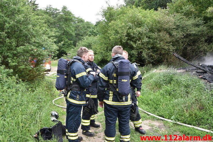 Brand i udhus. Sukkertoppen i Vejle. 24/06-2018. Kl. 07:42.