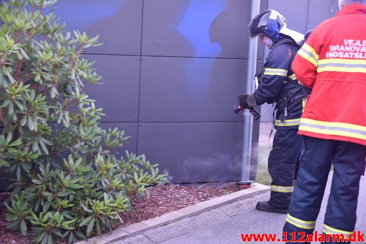 Brand i udhus. Sukkertoppen i Vejle. 27/06-2018. Kl. 21:41.