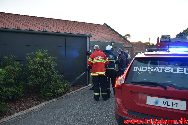 Brand i udhus. Sukkertoppen i Vejle. 27/06-2018. Kl. 21:41.