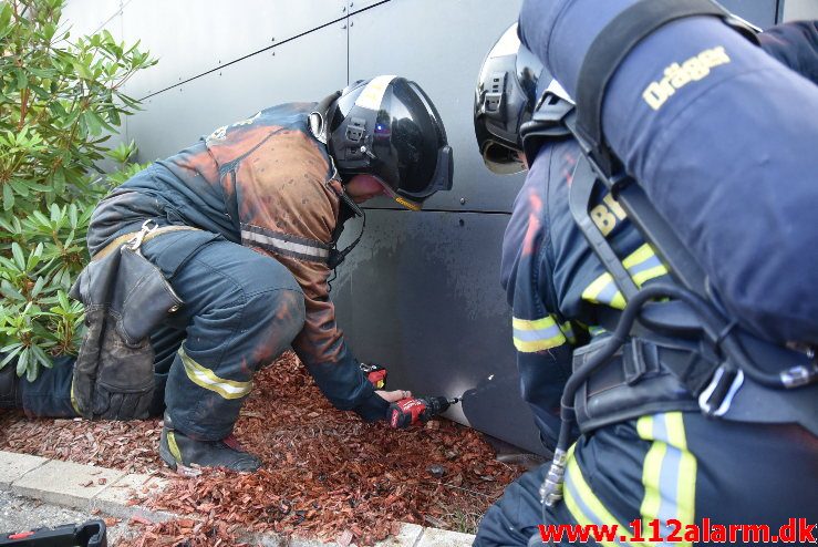 Brand i udhus. Sukkertoppen i Vejle. 27/06-2018. Kl. 21:41.