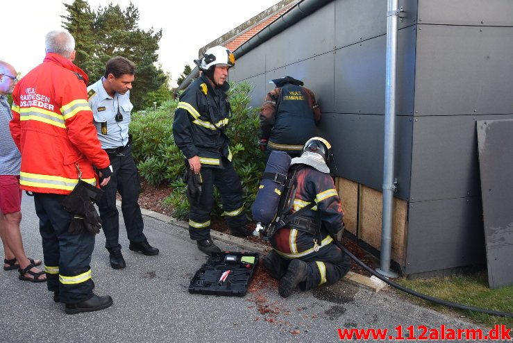 Brand i udhus. Sukkertoppen i Vejle. 27/06-2018. Kl. 21:41.