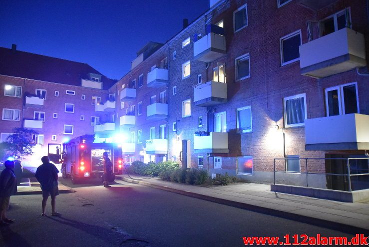 Brand i etageejendom. Valløesgade 35 i Vejle. 29/06-2018. Kl. 02:41.