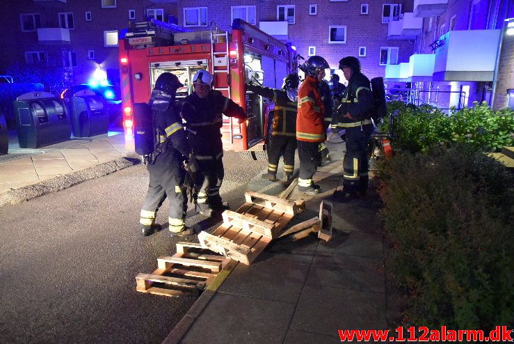 Brand i etageejendom. Valløesgade 35 i Vejle. 29/06-2018. Kl. 02:41.