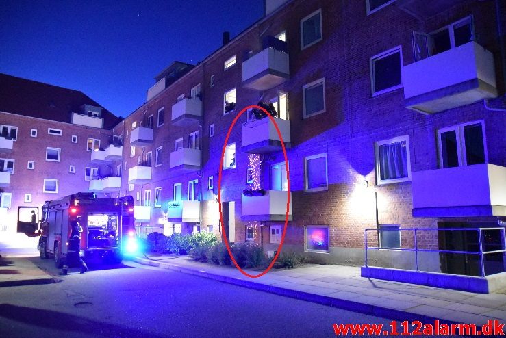 Brand i etageejendom. Valløesgade 35 i Vejle. 29/06-2018. Kl. 02:41.