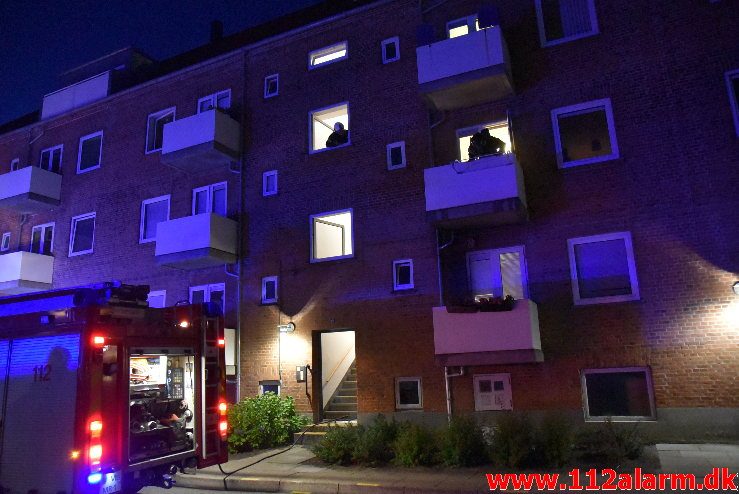 Brand i etageejendom. Valløesgade 35 i Vejle. 29/06-2018. Kl. 02:41.